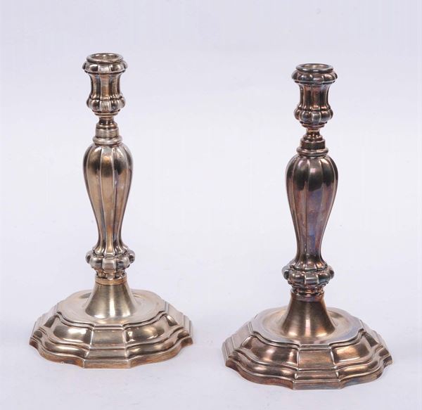 Coppia di candelabri placcati in argento