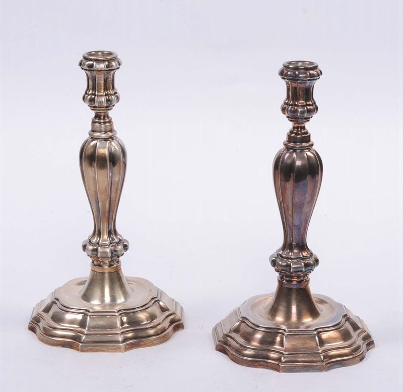 Coppia di candelabri placcati in argento  - Asta Argenti e Gioielli Antichi e Contemporanei - Cambi Casa d'Aste
