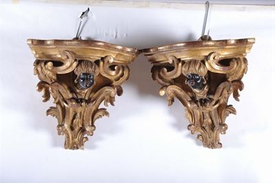 Coppia di Mensoline Angolari in Legno Intagliato, Dorato e Laccato