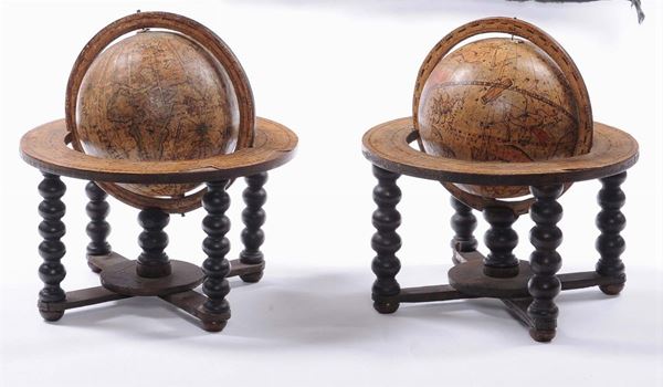 Coppia di mappamondi in stile