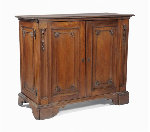 Mezzo armadio in noce a due ante, Genova XVIII secolo