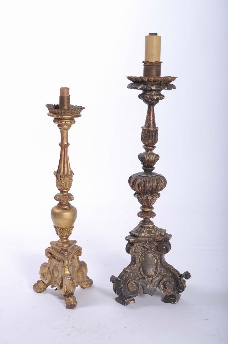 Due candelieri differenti in legno intagliato, XIX secolo  - Auction Antique and Old Masters - II - Cambi Casa d'Aste