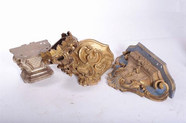 Insieme di quattro mensole in legno intagliato e dorato, XVIII secolo