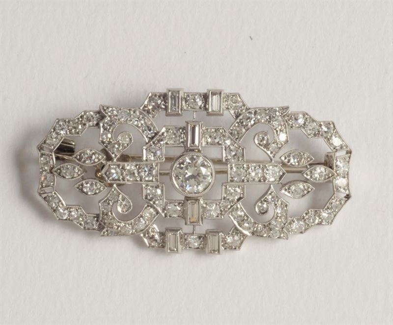 Spilla con diamante centrale di ct 1,00ca  - Asta Argenti, Orologi e Gioielli Antichi e Contemporanei - Cambi Casa d'Aste