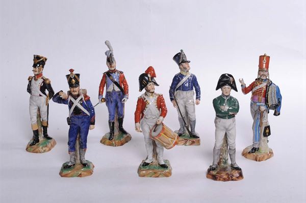 Sette figure di soldati in porcellana policroma