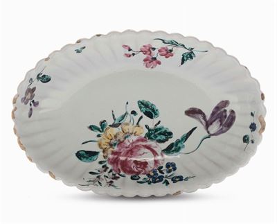 Fondina Ovale in Maiolica con Decoro alla Rosa, Ferniani, Faenza XVIII Secolo