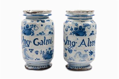Coppia di Albarelli di Farmacia in Maiolica con Decoro “a Tappezzeria”, Savona XVII Secolo
