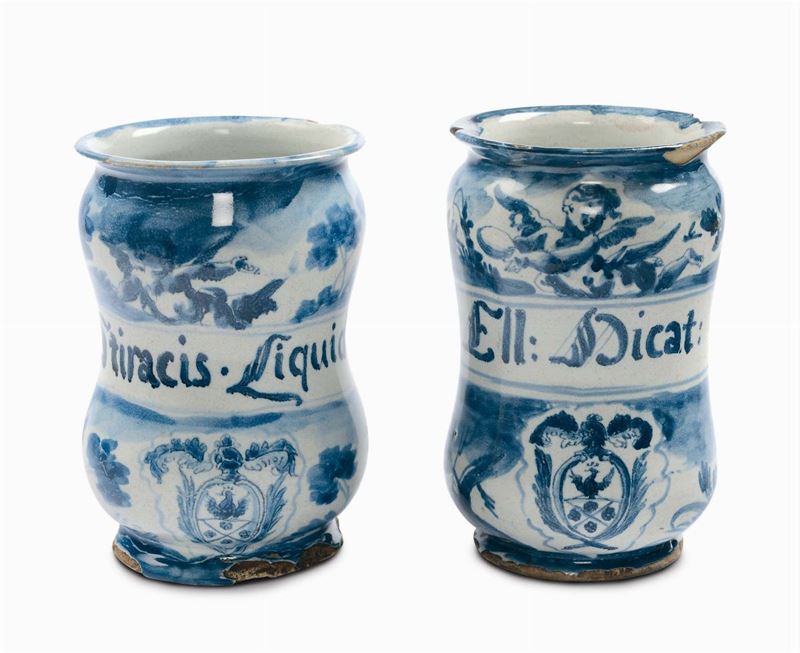 Coppia di albarelli in maiolica con decorazione “a scenografia barocca”, Savona XVIII secolo  - Asta Maioliche Italiane dal XVI al XVIII Secolo - Cambi Casa d'Aste