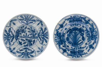 Coppia di Piatti in Maiolica Decorati in Stile “calligrafico Naturalistico”, Torino XVII Secolo