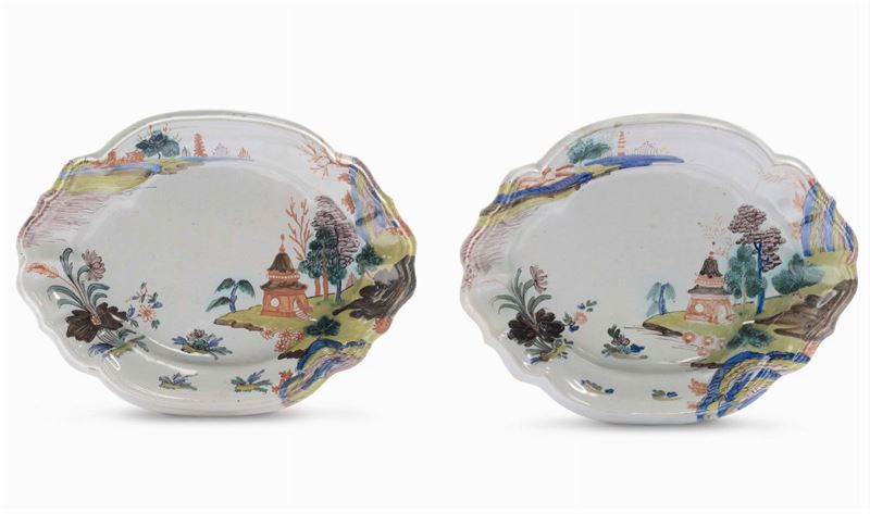 Coppia di vassoi ovali in maiolica con decoro a pagode, Faenza XVIII secolo  - Asta Maioliche Italiane dal XVI al XVIII Secolo - Cambi Casa d'Aste