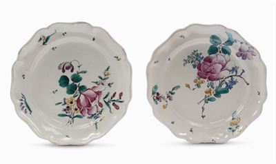 Coppia di Piatti in Maiolica con Decoro alla Rosa, Jacques Boselly, Savona XVIII Secolo
