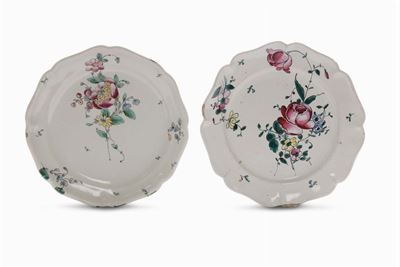 Coppia di Piatti in Maiolica con Decoro alla Rosa, Jacques Boselly, Savona XVIII Secolo
