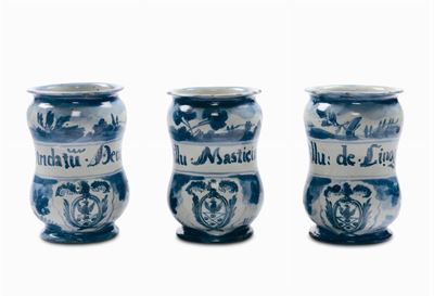 Tre Albarelli di Farmacia in Maiolica Bianco e Blu “a Scenografia Barocca” con Stemmi, Savona XVI...