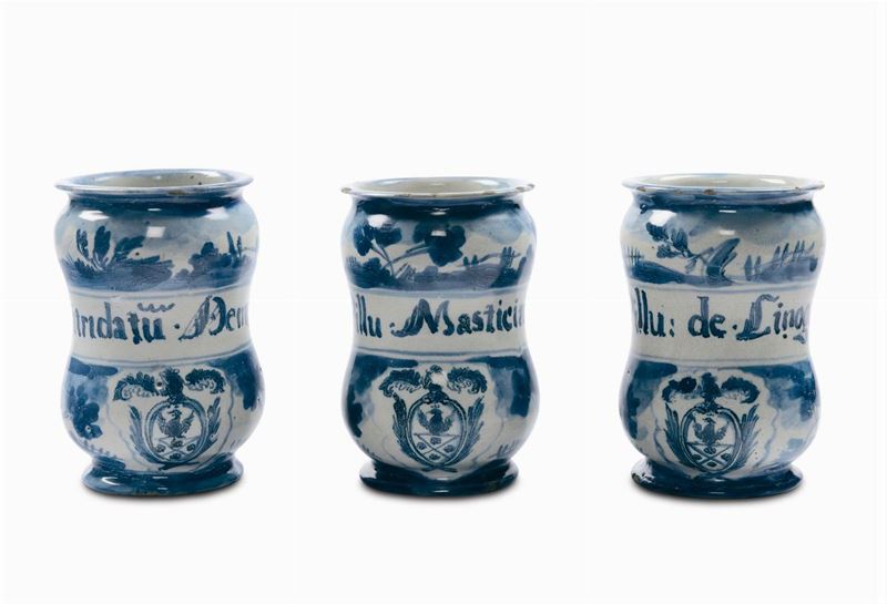 Tre albarelli di farmacia in maiolica bianco e blu “a scenografia barocca” con stemmi, Savona XVIII secolo  - Auction Italian Majolica from 16th to 18th Century - Cambi Casa d'Aste