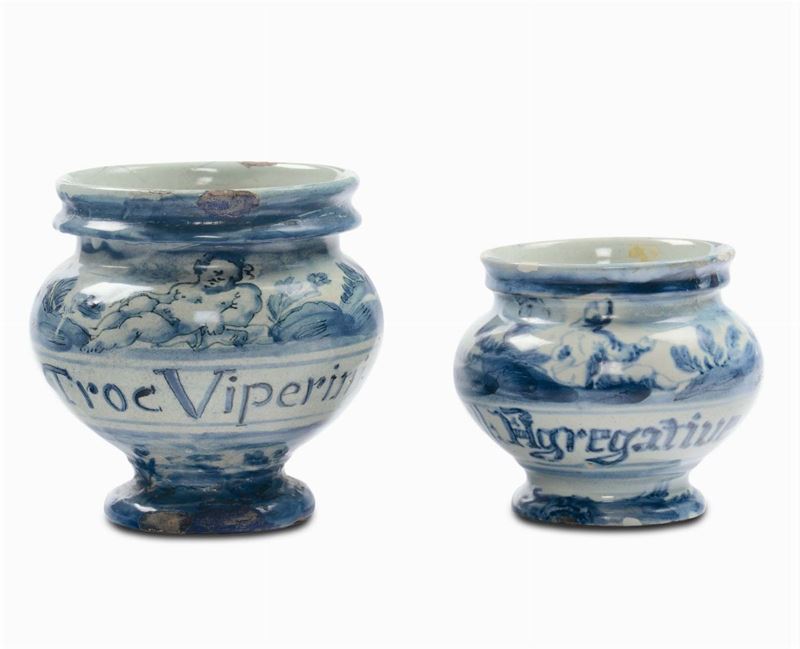 Due pillolieri di farmacia in maiolica “a scenografia barocca”, Savona XVII secolo  - Asta Maioliche Italiane dal XVI al XVIII Secolo - Cambi Casa d'Aste