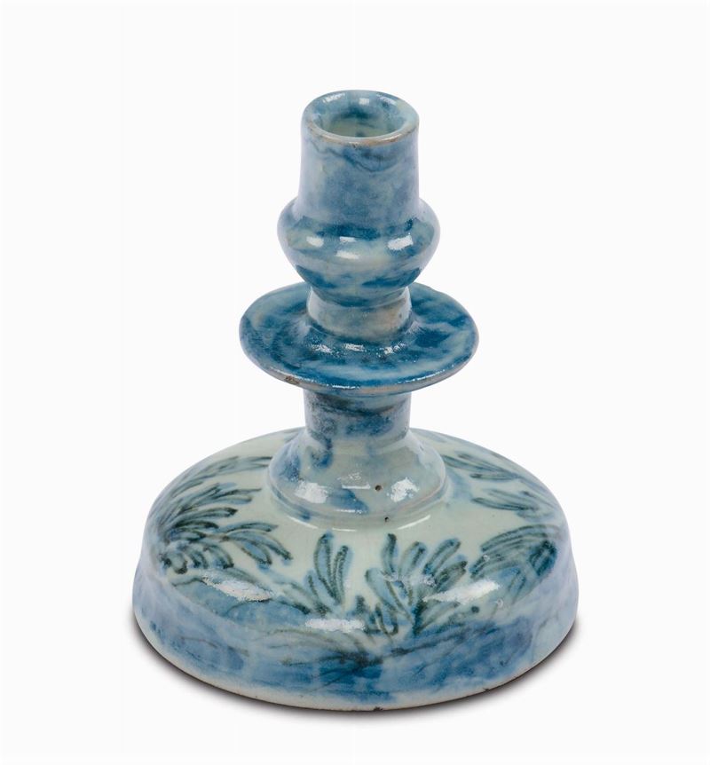 Piccolo candeliere in maiolica con decoro bianco e blu Savona XVIII secolo (?)  - Asta Maioliche Italiane dal XVI al XVIII Secolo - Cambi Casa d'Aste