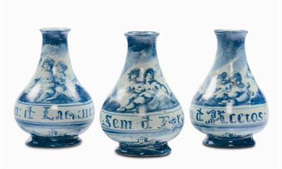 Tre Piccole Fiasche di Farmacia in Maiolica “a Scenografia Barocca”, Savona XVII Secolo