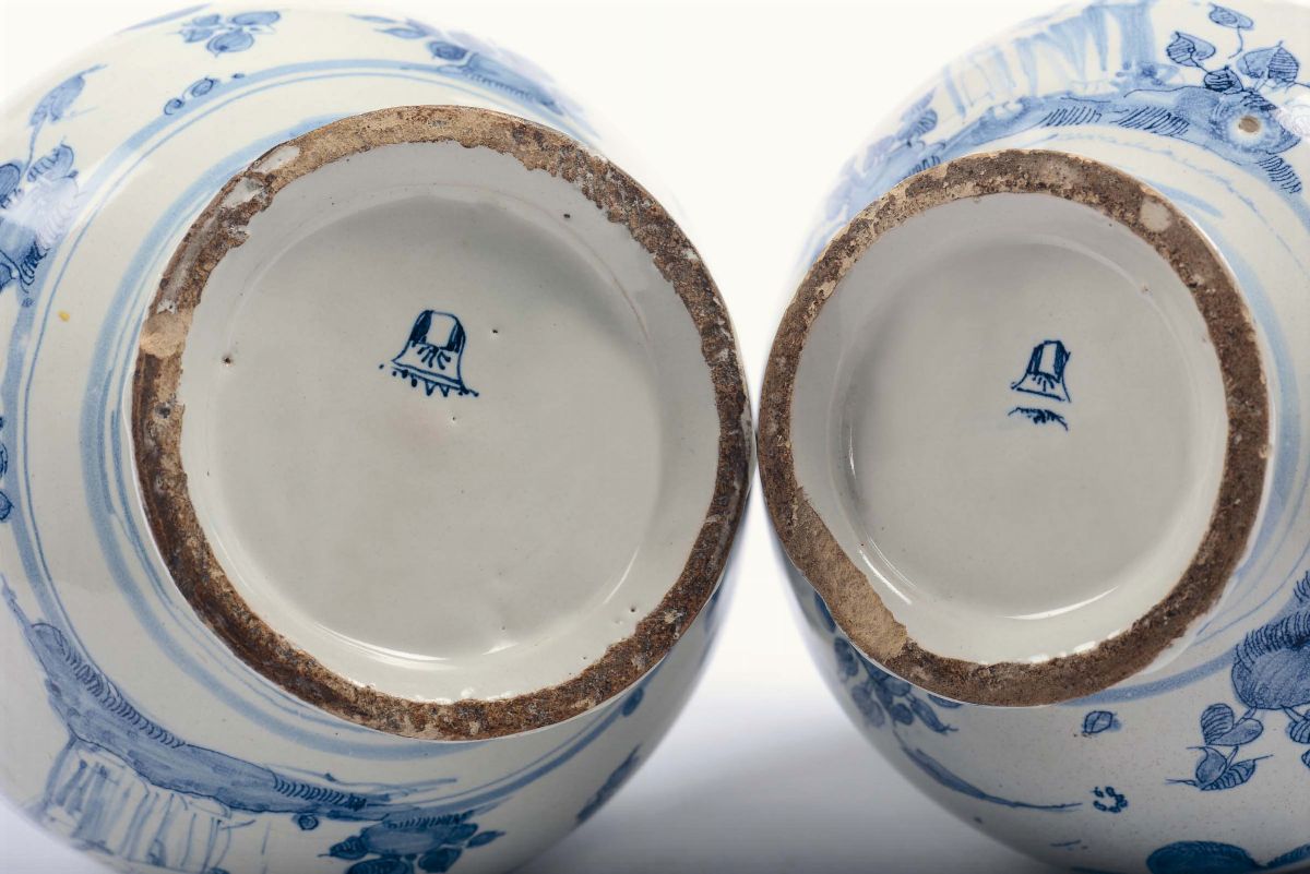 Coppia di Fiasche di Farmacia in Maiolica con Decoro “a Tappezzeria” e San Paolo, Savona Seconda ...