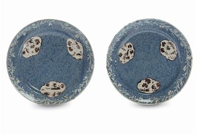 Coppia di Piatti in Maiolica a Fondo Spugnato Azzurro con Riserve, Savona XVIII Secolo