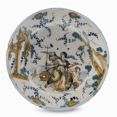 Piatto in Maiolica a “figurette e Rovine”, Albisola o Savona XVIII Secolo