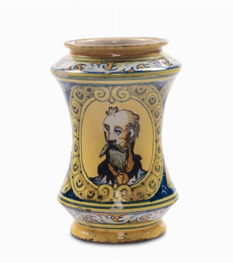 Albarello di farmacia in maiolica policromo con busto maschile entro cartiglio, Palermo o Naso, inizio XVII secolo  - Asta Maioliche Italiane dal XVI al XVIII Secolo - Cambi Casa d'Aste