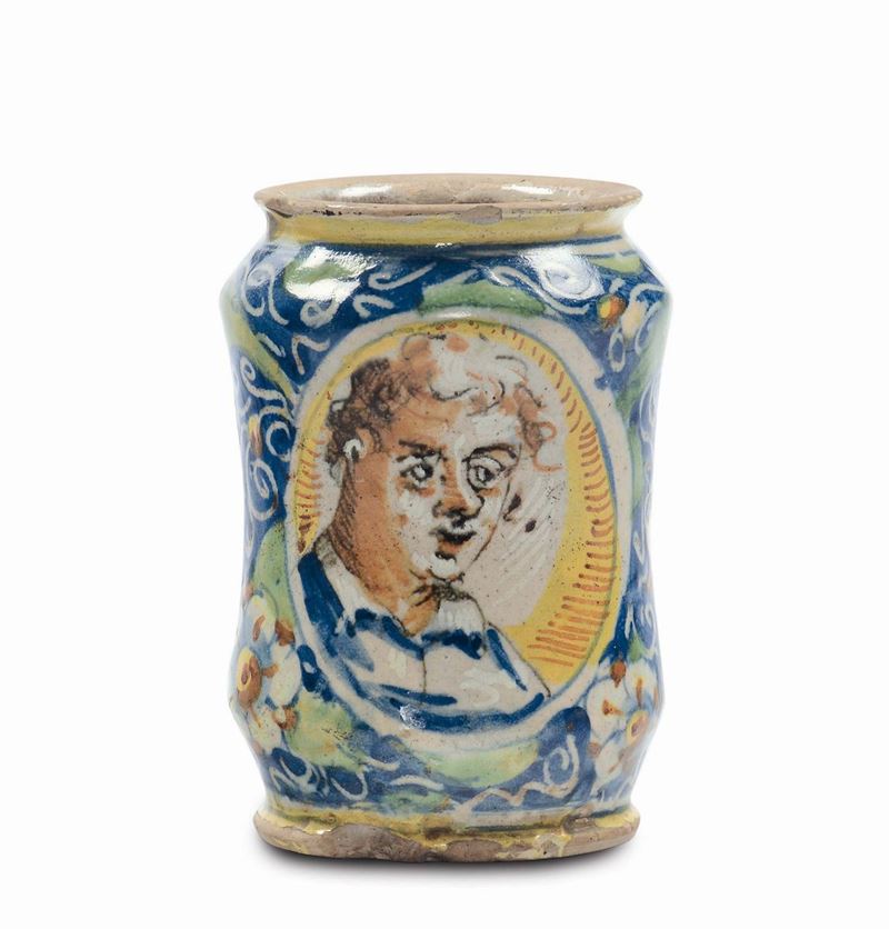 Piccolo albarello di farmacia in maiolica con ritratto entro medaglione, Venezia XVI secolo  - Asta Maioliche Italiane dal XVI al XVIII Secolo - Cambi Casa d'Aste