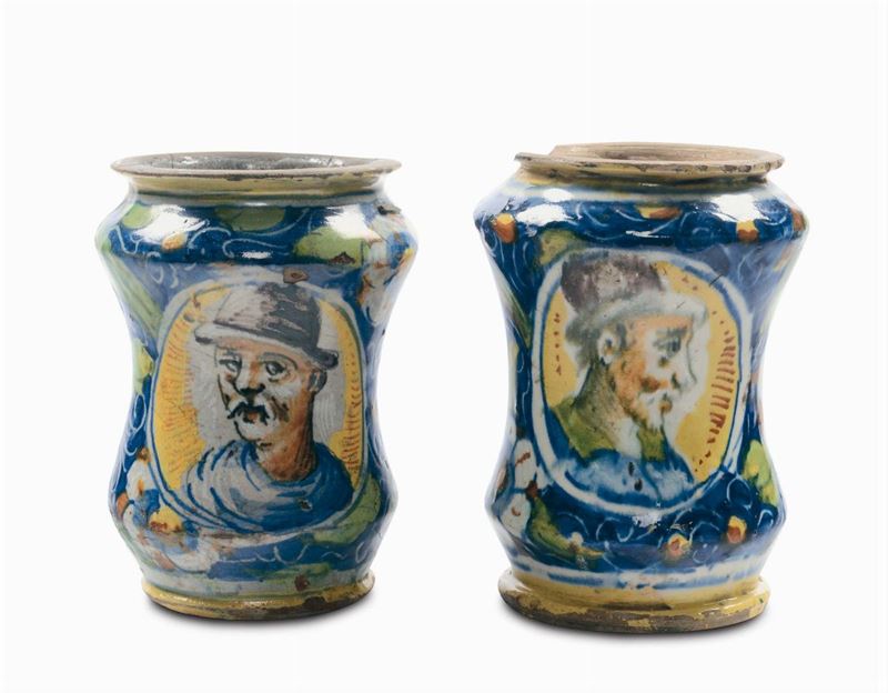 Coppia di albarelli con profili entro medaglioni, Venezia XVI secolo  - Asta Maioliche Italiane dal XVI al XVIII Secolo - Cambi Casa d'Aste