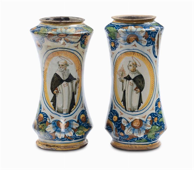 Coppia di albarelli in maiolica con Santi domenicani, Venezia XVI secolo  - Asta Maioliche Italiane dal XVI al XVIII Secolo - Cambi Casa d'Aste