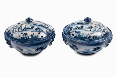 Coppia di Ciotole in Maiolica per Essenze Profumate con Decorazione “a Figurette”, Savona XVIII S...