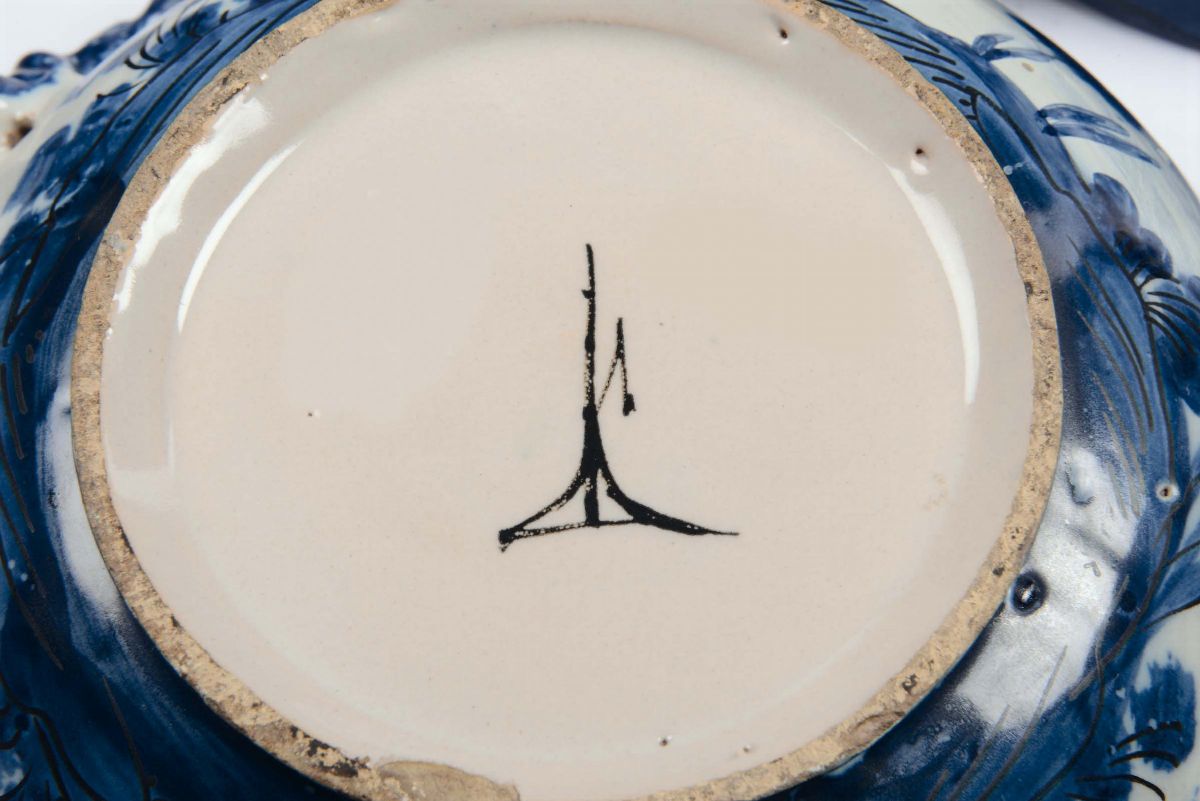 Coppia di Ciotole in Maiolica per Essenze Profumate con Decorazione “a Figurette”, Savona XVIII S...