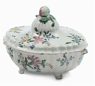 Zuppiera in Maiolica con Decorazione alla Rosa, XVIII Secolo