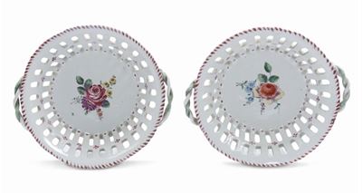 Coppia di Cestini Traforati in Maiolica con Decoro alla Rosa, Pesaro XVIII Secolo
