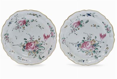 Coppia di Piatti in Maiolica con Decoro alla Rosa, Pesaro XVIII Secolo