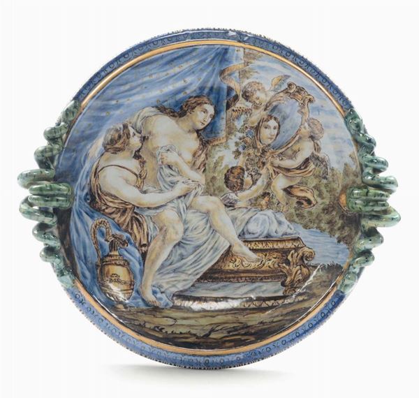 Sottocoppa in maiolica dipinta in policromia con putti e figure femminili, Castelli XIX secolo