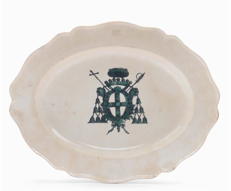 Vassoio ovale in terraglia con stemma in monocromia verde, Jacques Boselly, Savona XVIII secolo  - Asta Maioliche Italiane dal XVI al XVIII Secolo - Cambi Casa d'Aste