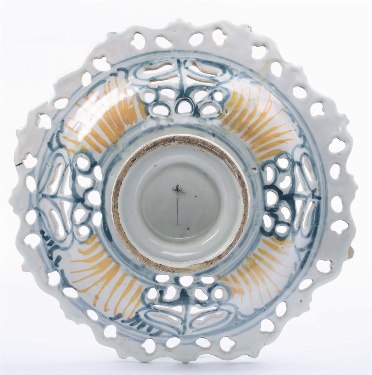 Sottocoppa Traforata in Maiolica a Decoro Naturalistico Policromo, Savona XVII Secolo
