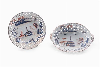 Piattino e Crespina in Maiolica Traforate con Decoro a Pagode, Milano XVIII Secolo