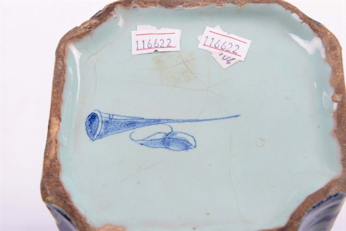 Bottiglia in Maiolica con Decoro “a Tappezzeria”, Albisola XVII Secolo