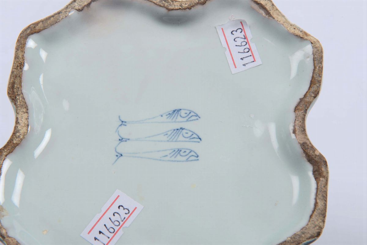 Bottiglia in Maiolica Decorata “a Tappezzeria”, Albisola XVII Secolo