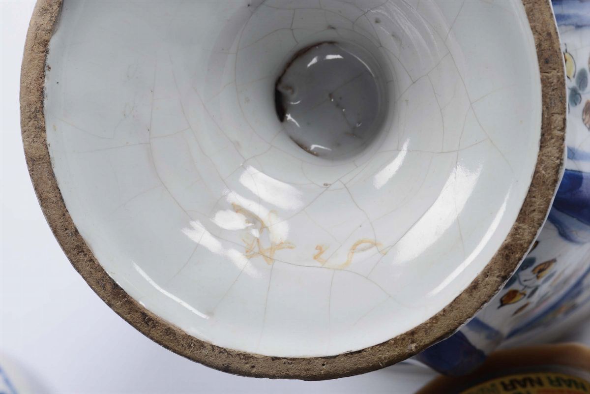 Vaso a Calice Baccellato con Decoro a “figurette e Rovine”, Savona XVIII Secolo