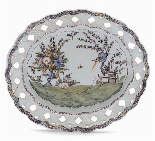 Vassoietto ovale in maiolica con decoro policromo a fiori e uccelli, Faenza XVIII secolo