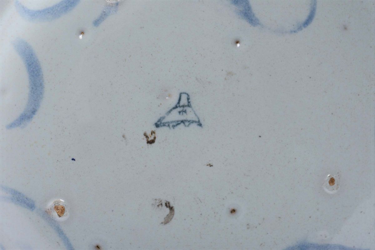 Piatto in Maiolica Decorato “a Scenografia Barocca”, Savona XVIII Secolo