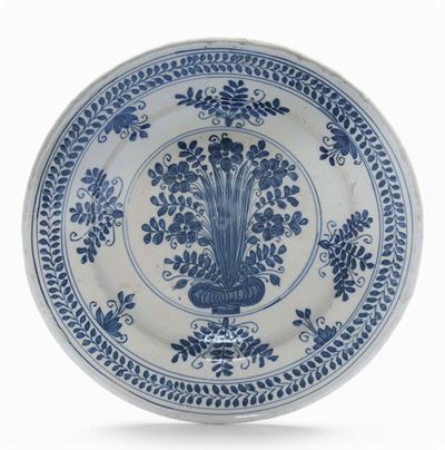 Piatto in Maiolica Decorato in Stile “calligrafico Naturalistico”, Torino XVII Secolo