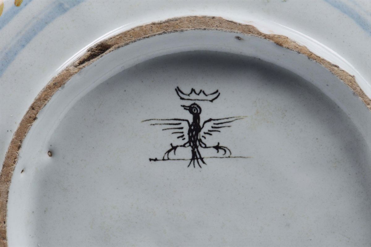 Piatto in Maiolica Policromo a Decoro Calligrafico Naturalistico, Savona (?) XVII Secolo