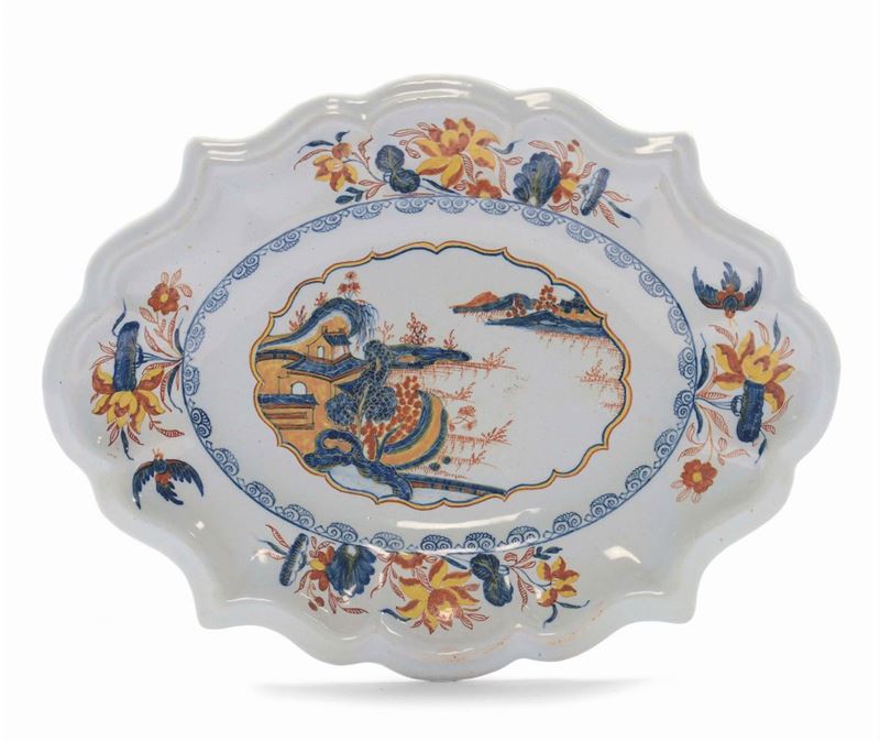 Vassoio ovale in maiolica con decoro policromo, Faenza XVIII secolo  - Auction Italian Majolica from 16th to 18th Century - Cambi Casa d'Aste