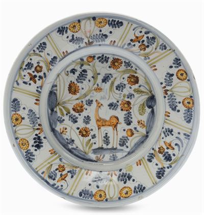 Piatto in Maiolica a Decoro Calligrafico Naturalistico, Savona (?) XVII Secolo