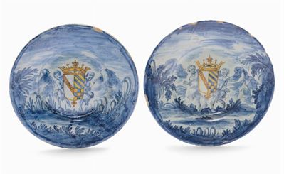Coppia di Piatti in Maiolica con Decoro “a Scenografia Barocca”, Savona XVII Secolo
