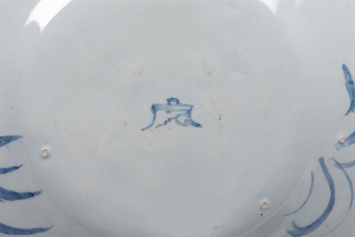 Coppia di Piatti in Maiolica con Decoro “a Scenografia Barocca”, Savona XVII Secolo