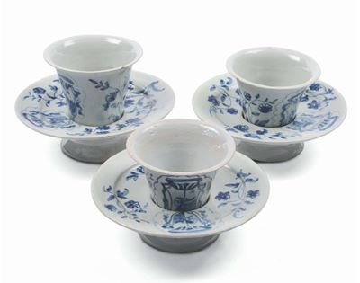 Tre Tazzine con Piattini in Maiolica a Decoro Bianco e Blu, Savona XVIII Secolo