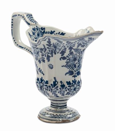 Versatoio Ad Elmo in Maiolica a Decoro Monocromo Floreale, Coppellotti, Lodi, XVIII Secolo